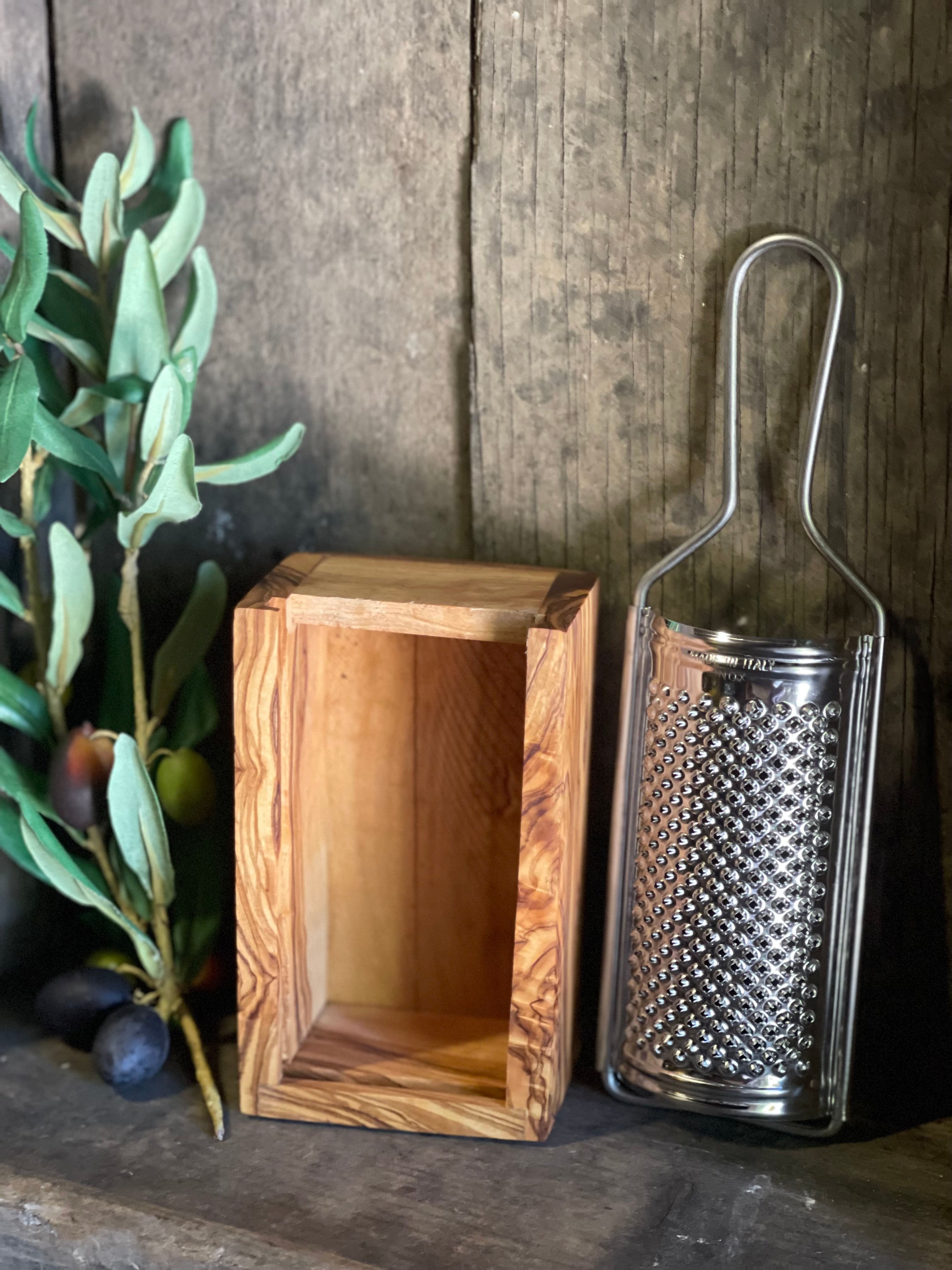 OLIVE WOOD GRATER WITH HANDLE